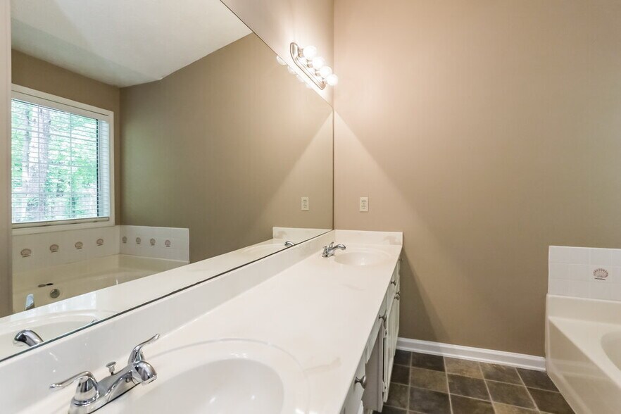 Building Photo - 4516 Legend Hollow Ln