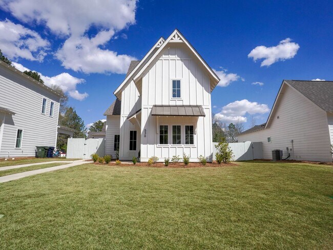 Building Photo - Designer Home near Auburn University's Campus!
