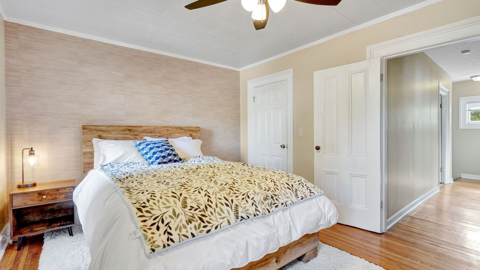 Master bedroom with walk in closet - 15 Averill Ave