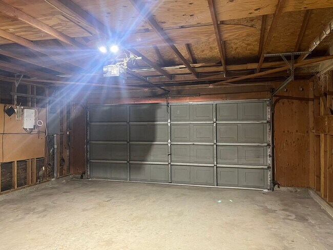 Building Photo - 3 bedroom 2 bathroom Home in the City of Victorville!