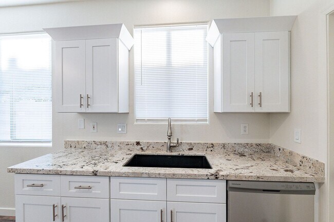 Building Photo - Move right in to your dream home!
