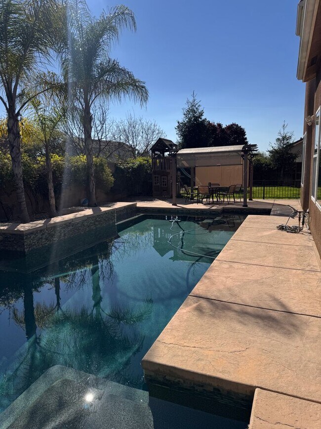 Building Photo - Beautiful single family home