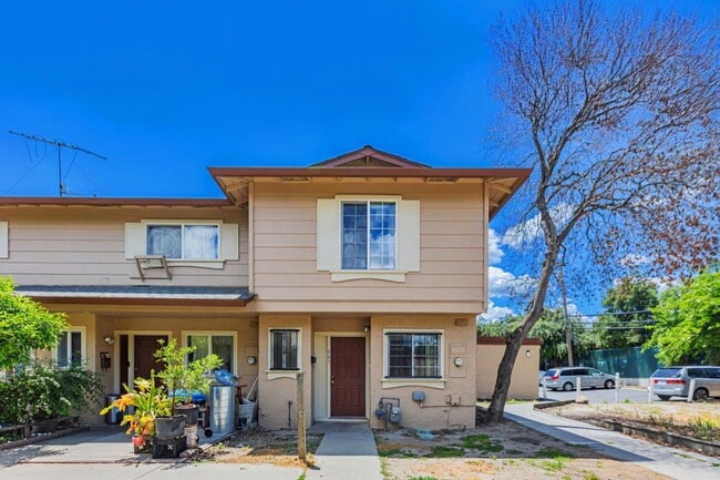 Building Photo - 985 Bellhurst Ave