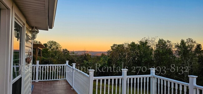 Building Photo - Cozy home with a stunning view!