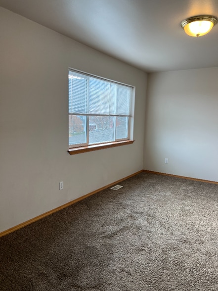 Building Photo - 1983 Greatview Dr