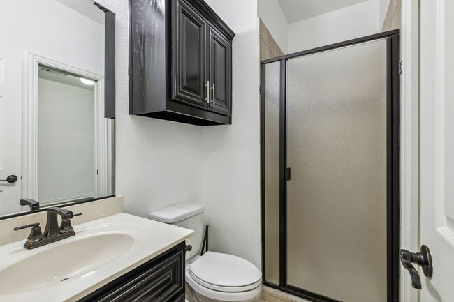 Building Photo - Luxurious in Little Elm
