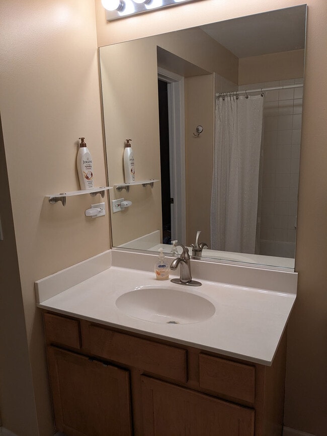 Building Photo - 470 W Mahogany Ct