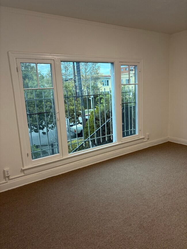 Good light - 4156 Rosewood Ave