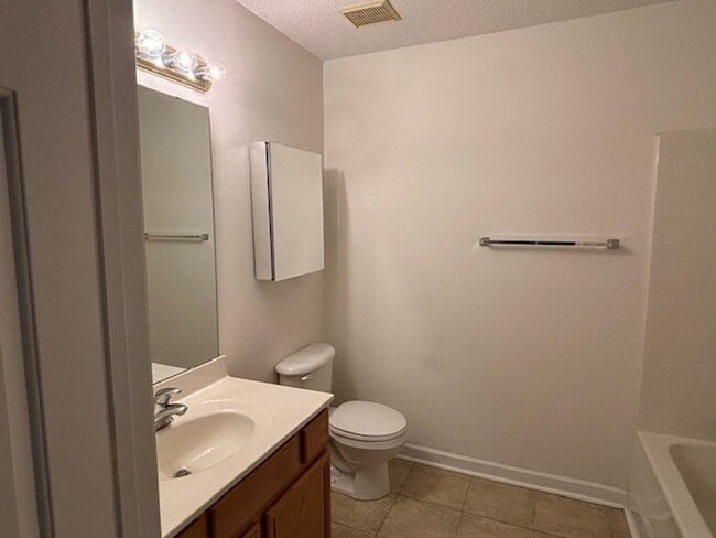 Building Photo - Desirable 1 Bed/1 Bath Condo in Very Convenient Location!