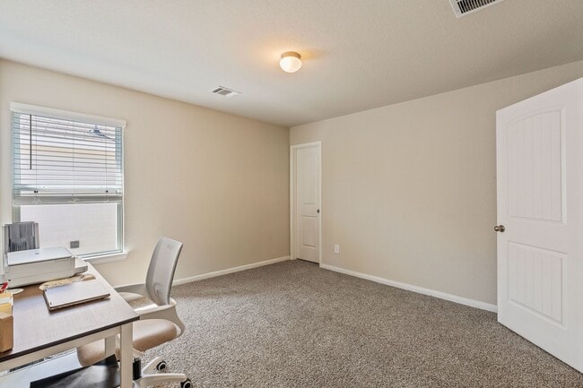 Building Photo - 2221 Raider Dr