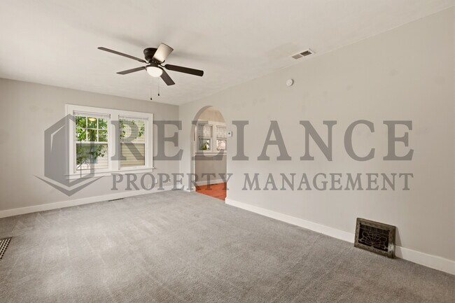 Building Photo - 703 S Grove Dr