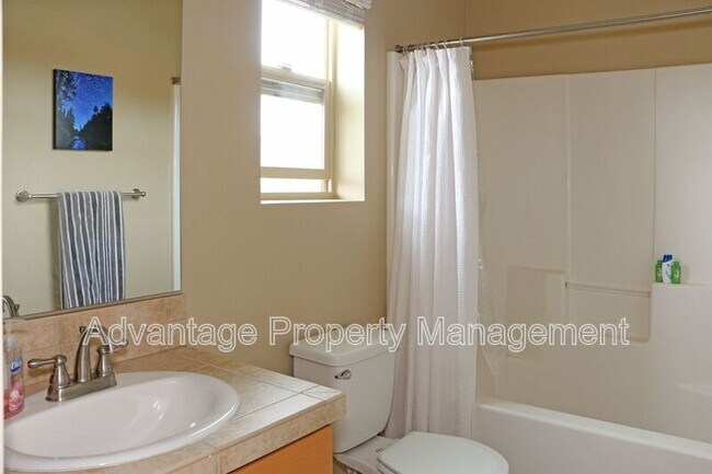 Building Photo - 2335 NW Laura Vis Dr