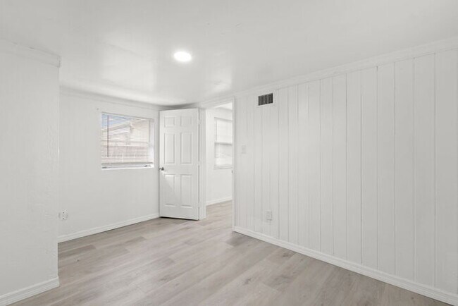 Building Photo - NEWLY RENOVATED Home For Rent in St Petersburg!