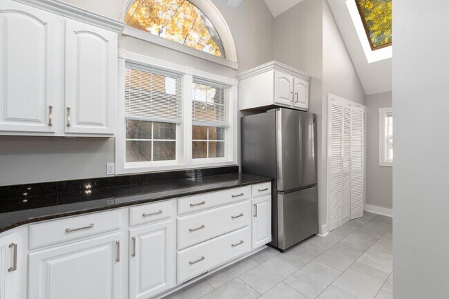 Building Photo - 270 S Center St