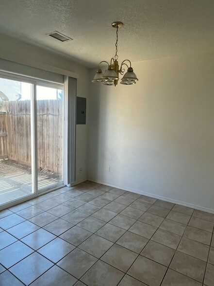 Building Photo - 1009 Walnut Dr