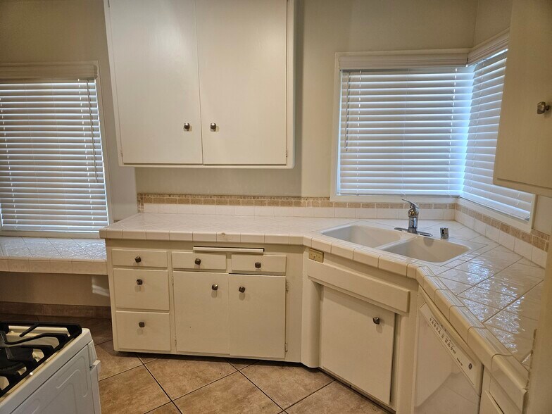 Building Photo - 9966 Glencrest Cir