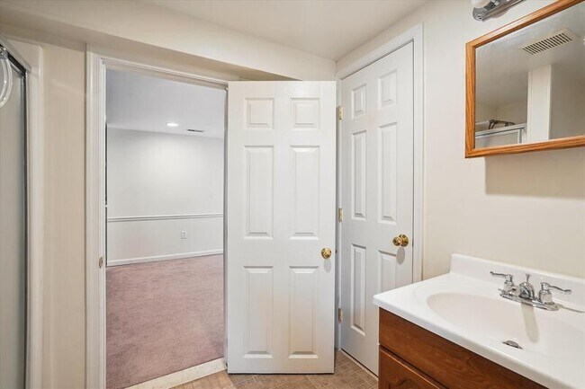 Building Photo - 11403 Bronzedale Dr