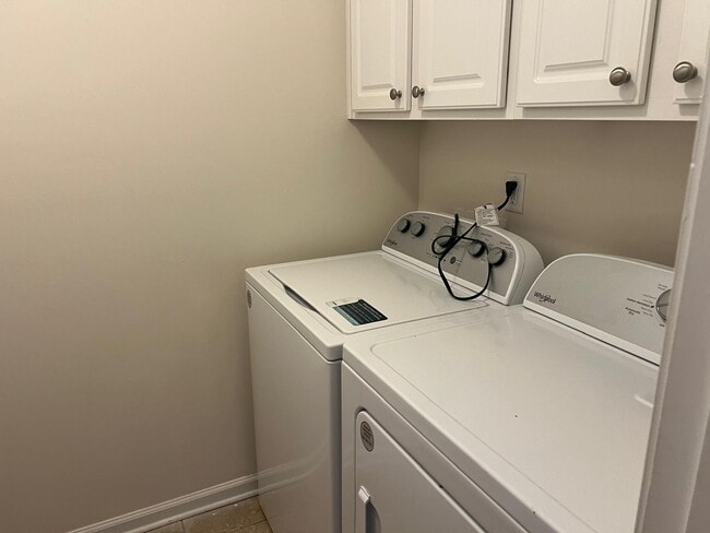 Building Photo - 2121 Chipley Dr