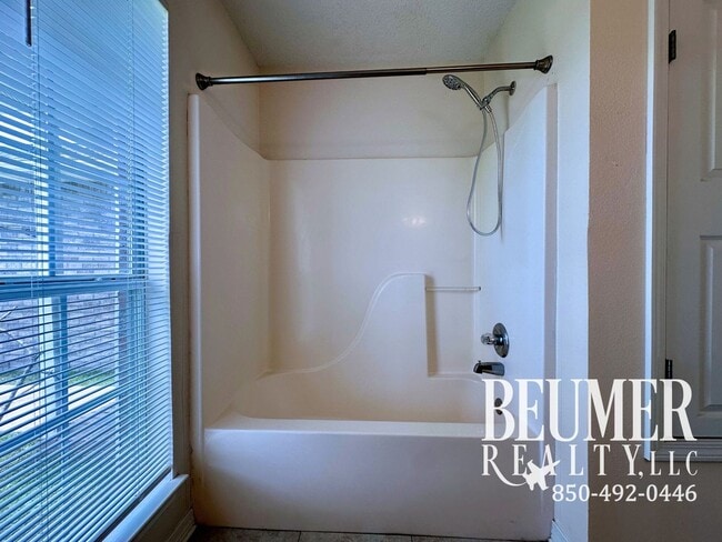 Building Photo - Charming 3-Bedroom Home in Lake Cook Estat...
