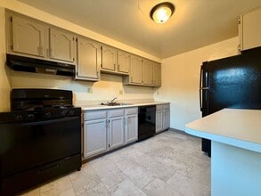 Building Photo - Must-See Two Bedroom Townhouse in Plum! Up...