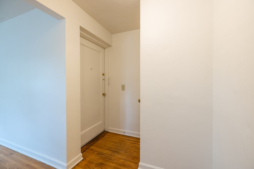 Entry - Elmwood Manor Apartments and Townhouses