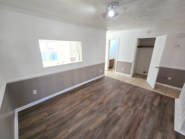 Building Photo - STUNNING TWO STORY 3 BEDROOM/ 2.5 BATH TOW...