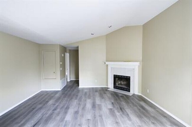 Building Photo - Spacious duplex in Fayetteville!
