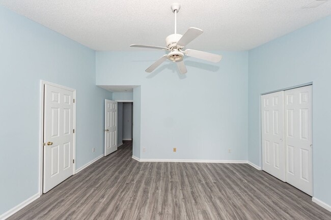 Building Photo - 4 Bedroom, 2 Bathroom Home in Park Hill Pl...
