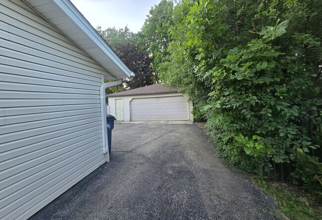 Building Photo - 1430 Hartmann Dr
