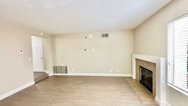 Building Photo - Lovely Spacious Home, Great Location, Frie...