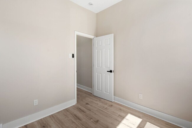 Building Photo - Freshly Renovated 2 Bedroom in Bloomfield available NOW!