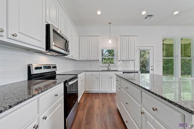 Building Photo - 3 Bed, 2.5 Bath Home Near LSU!