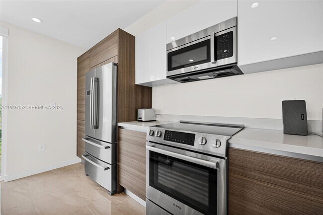 Building Photo - 1900 SE 2nd St