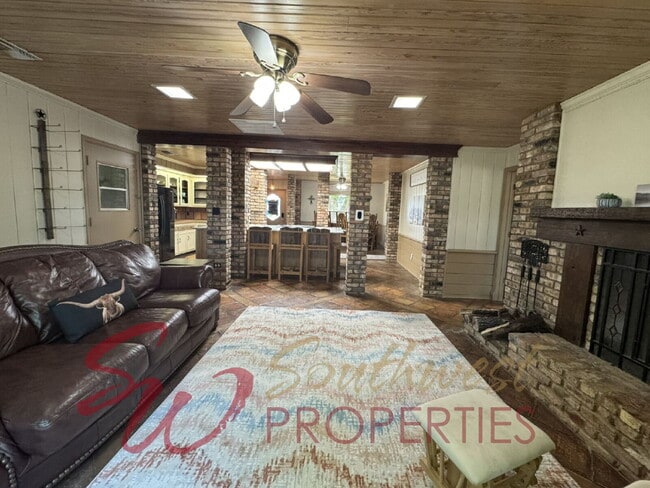 Building Photo - 2 bedroom 2 bath on a 12 acre paradise!