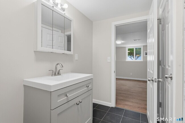 Building Photo - 26 Hiawatha Ln