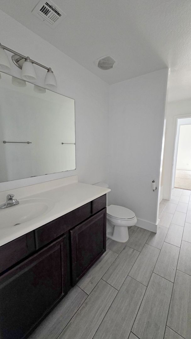 Building Photo - Upgraded 4 Bedroom 2 Bath in Grayson Square!