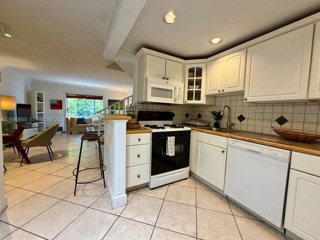 Building Photo - 8650 SW 67th Ave