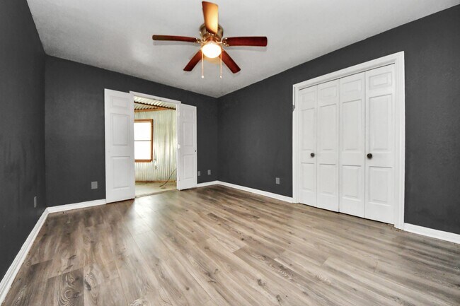 Building Photo - 5001 Glenhaven Dr
