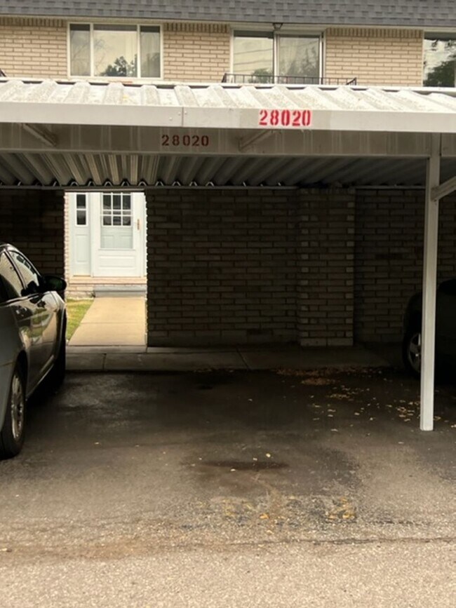 Building Photo - Well maintained  2 Bedroom Condo Great Amenities and Beautiful Surroundings