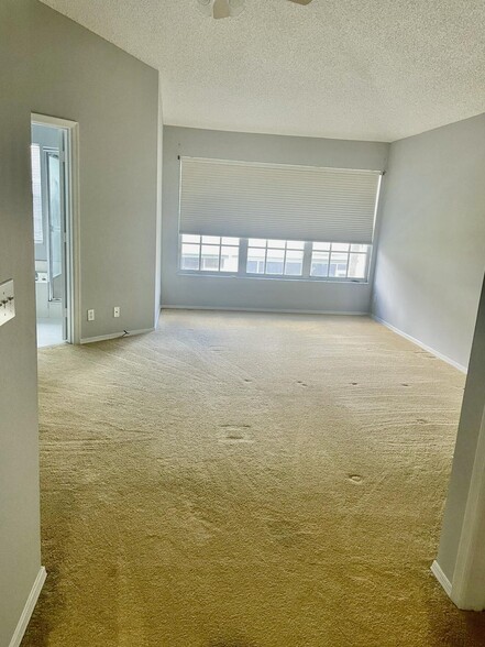 Building Photo - 403 4th Ln