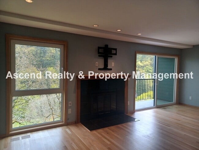 Building Photo - Stunning Views! 2 Level Condo Minutes to Downtown & PSU Incl Water/Sewer/Garbage & Parking
