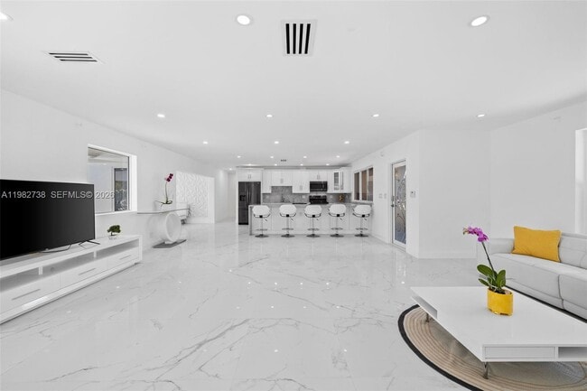 Building Photo - 2816 NE 35th St