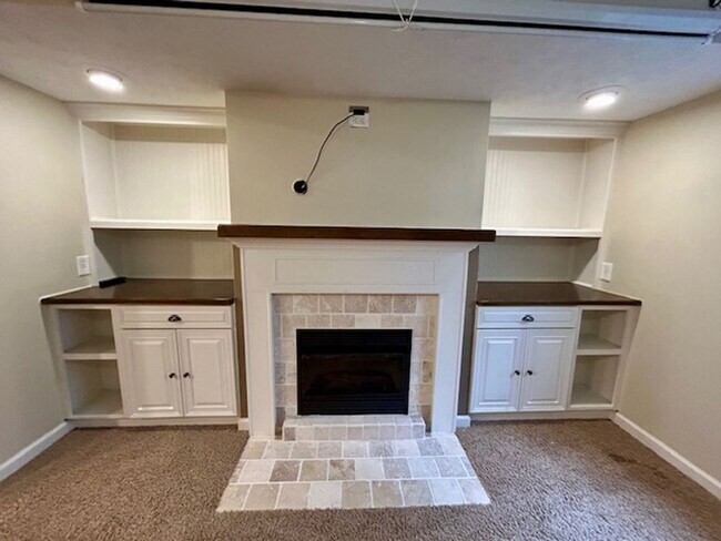 Building Photo - Beautiful 2 Story, 4 Bedroom, with a Full ...