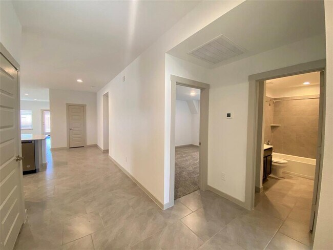 Building Photo - 3306 Silverton Dr