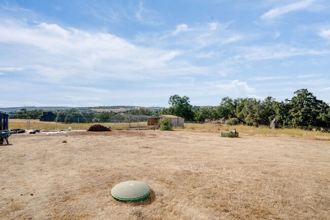 Building Photo - Spacious 3 Bed, 2 Bath Home with Acreage, ...