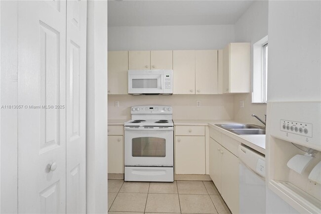 Building Photo - 1180 NE 41st Ave
