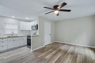 Building Photo - 422 Waco Ave