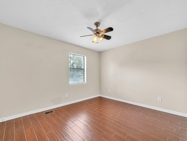 Building Photo - 413 Hickory Ave