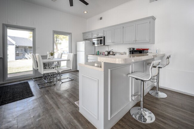 Building Photo - * $300 off April & May Rent *