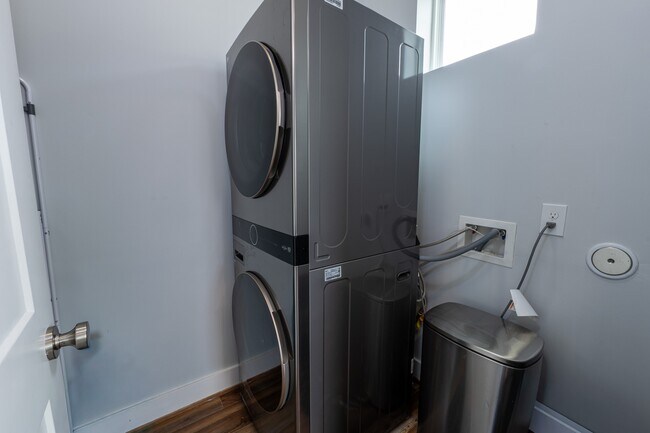 Building Photo - 1318 Reinerman St